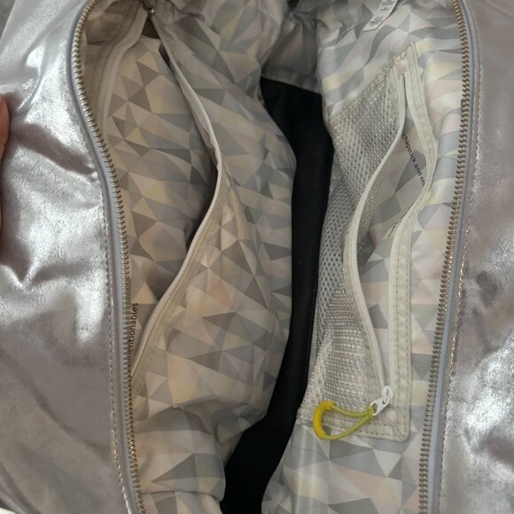 LULULEMON Women's Silver & Black Traveler Duffle/Overnight/Gym BAG - Picture 6 of 7